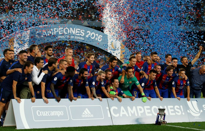 Barcelona posa para foto com taça da Supercopa da Europa após vencer Sevilla (Foto: Albert Gea/Reuters)