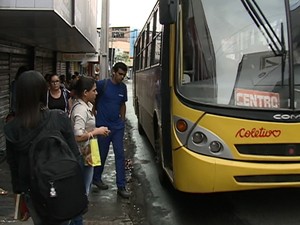 Parada de ônibus na Rua Duque de Caxias, em Caruaru, Agreste de Pernambuco (Foto: Reprodução/ TV Asa Branca)