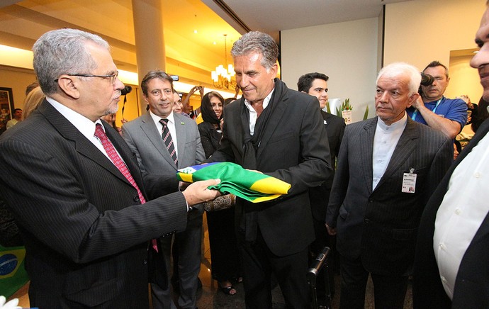 http://s2.glbimg.com/d6g0HUJdoaH3DdmXFmii065DNM0=/0x0:1500x948/690x436/s.glbimg.com/es/ge/f/original/2014/06/03/ira_chegada_recepcao_rodrigofaber-6_95.jpg