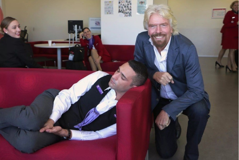 Richard Branson bate uma foto com funcionário que estava cochilando (Foto: Virgin)