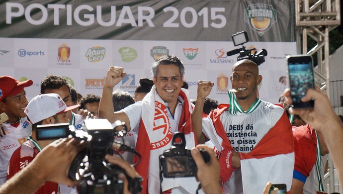Flávio Boaventura América-RN medalha título (Foto: Augusto Gomes/GloboEsporte.com)