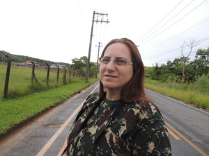 Com uma câmera na mão, Elaine Leite acompanha o marido nas buscas por pássaros  (Foto: Willian Almeida / G1)