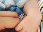 Fernanda Rodrigues posta foto da mãozinha do filho recém-nascido