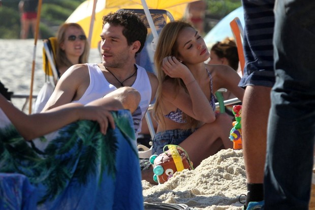 Isabelle Drummond grava na praia (Foto: AgNews/Dilson Silva)