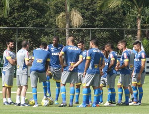 Jogadores do Cruzeiro conversam com a comissão técnica (Foto: Guilherme Frossard)