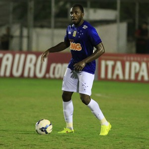 Zagueiro Manoel no jogo entre Santa Rita-AL e Cruzeiro (Foto: Ailton Cruz/VIPCOMM)