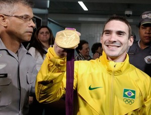 Arthur Zanetti  londres 2012 olimpadas desembarque (Foto: Reuters)