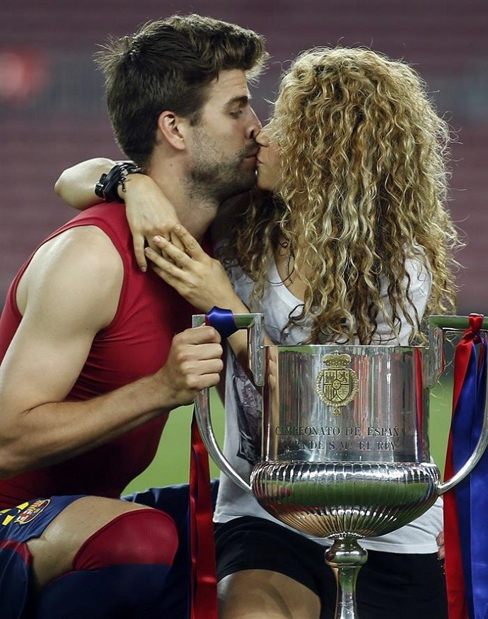 Waka waka Com direito a beijo Shakira e Piqué festejam título do Barcelona Blog Brasil