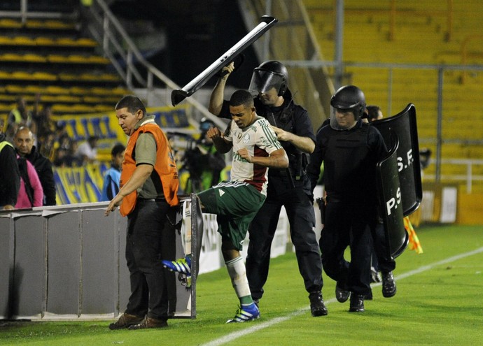 Gabriel Jesus toma gancho de três jogos por expulsão em Rosario