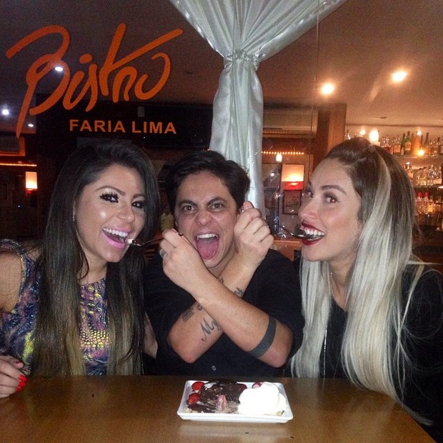 Thammy Miranda com a namorada, Andressa Ferreira, e com Dani Bolina em restaurante em São Paulo (Foto: Instagram/ Reprodução)
