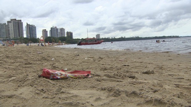 Lixo pela Praia da Ponta Negra se tornou fato comum (Foto: Reprodução/TV Amazonas)