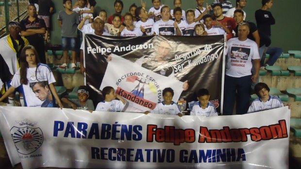 Faixa da torcida para Felipe Anderson (Foto: Fabrício Marques / globoesporte.com)