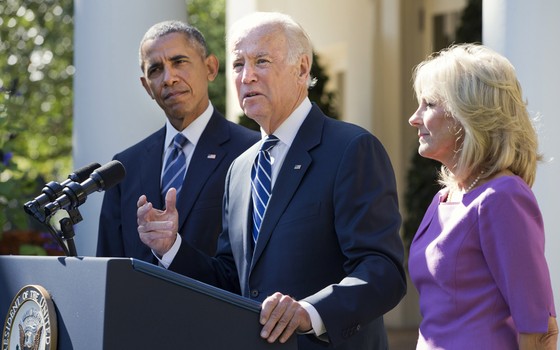 Joe Biden anuncia que não concorrerá à presidência perante Barack Obama e Jill Biden (Foto: AP)