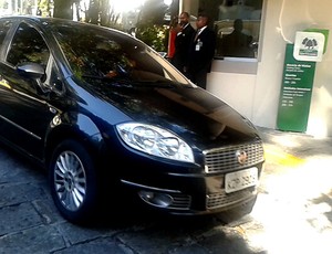 carro neymar clínica são vicente (Foto: Jorge Natan)