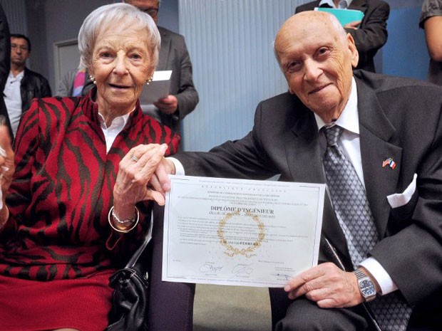 Sylvio Ferrera, de 96 anos, com seu diploma de engenheiro (Foto: Pascal Pavani/ AFP)