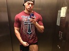 Felipe Franco mostra veias fortes nas pernas em selfie no elevador