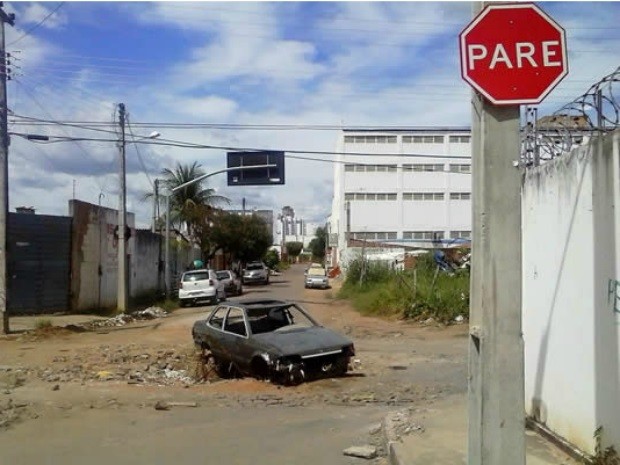 Além da cratera, ruas estão sem pavimentação adequada (Foto: Cícero Valário/Agência Miséria)