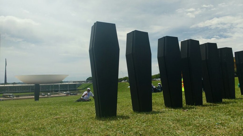 Profissionais da saúde levam caixões à Esplanada em defesa do SUS