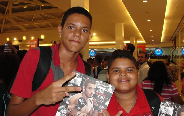 Lucan Ramon e Marcos Patrício, primeiros da fila em Natal (Foto: Rodrigo Malinverni)