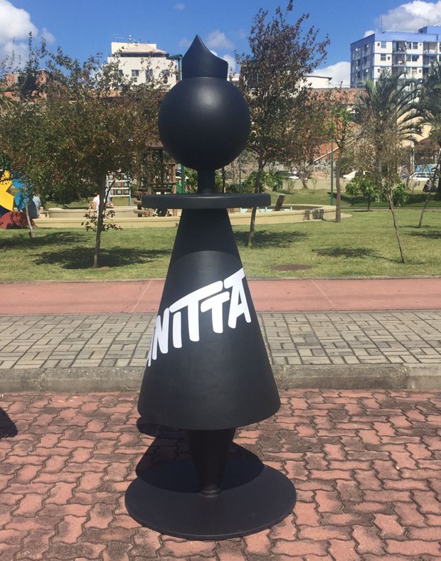 Em ação, cantora Anitta coloca peças de xadrez gigantes na praça Sete