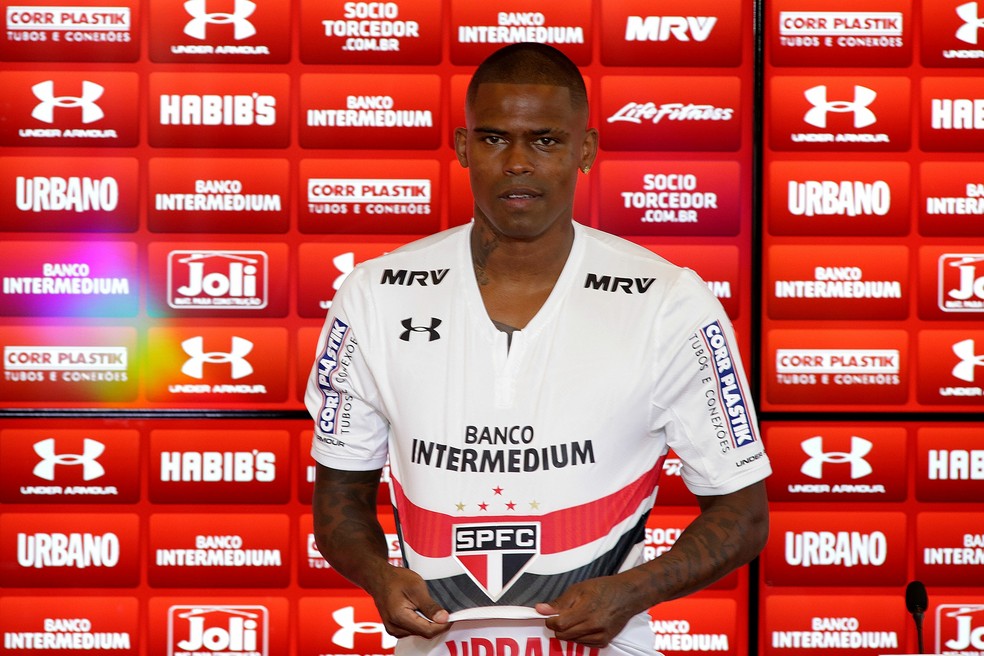 Maicosuel veste a camisa do São Paulo: patrocinador foi fundamental para viabilizar reforço (Foto: Luis Moura/Estadão Conteúdo)