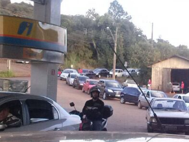 Veículos fazem fila em posto de gasolina no Oeste de SC (Foto: Michel Teixeira/Atual FM)