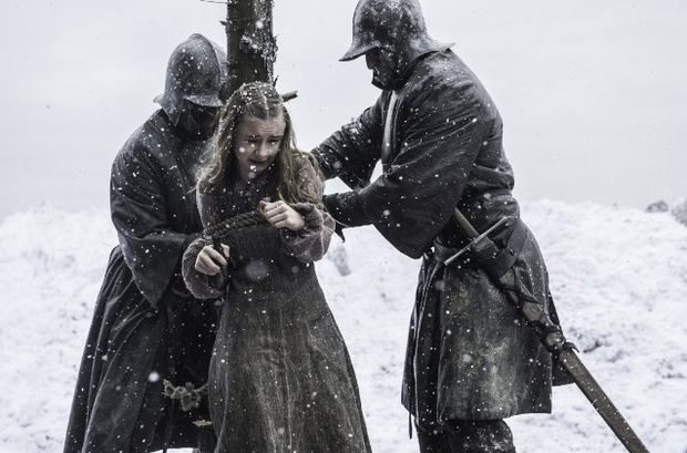 Shireen Baratheon sendo levada para a fogueira (Foto: Divulgação/HBO/Helen Sloan)