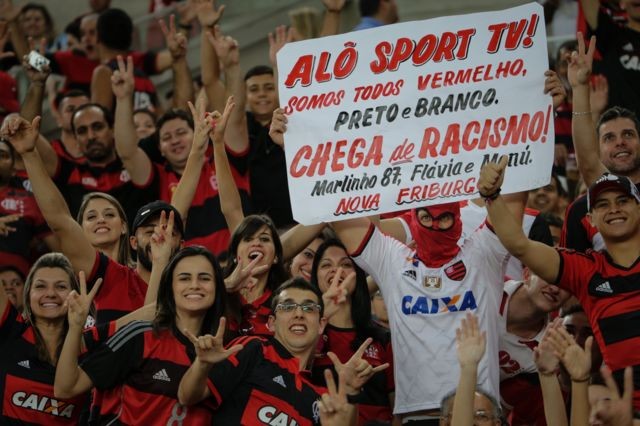 Torcedores do Flamengo no Maracanã; para analistas, reforma do estádio para a Copa de 2014 elitizou o público que frequenta os jogos. (Foto: GETTY IMAGES (via BBC))