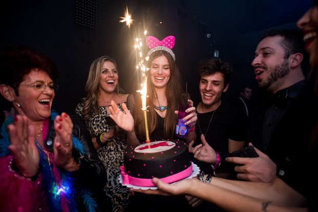 Camila Queiroz festeja aniversário em boate carioca (Foto: Diego Batista / We love Photo!)