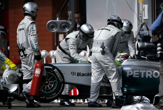 Lewis Hamilton abandona GP da Bélgica a cinco voltas do fim (Foto: Getty Images)