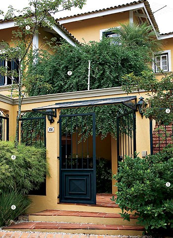 A mistura dos perfumes da gardênia (5) e da dama-da-noite (3) desperta a sensação de acolhimento. O ipê-amarelo (1) cresce cercado pela touceira de bambusa (4) e pela moreia (6). Na parte interna, jasmim-amarelo (2) (Foto: Casa e Jardim) A mistura dos perfumes da gardênia (5) e da dama-da-noite (3) desperta a sensação de acolhimento. O ipê-amarelo (1) cresce cercado pela touceira de bambusa (4) e pela moreia (6). Na parte interna, jasmim-amarelo (2) (Foto: Casa e Jardim)