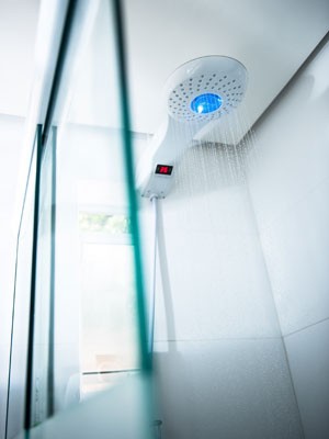 Chuveiro 'inteligente' calcula volume de água gasto e dá nota no fim do banho