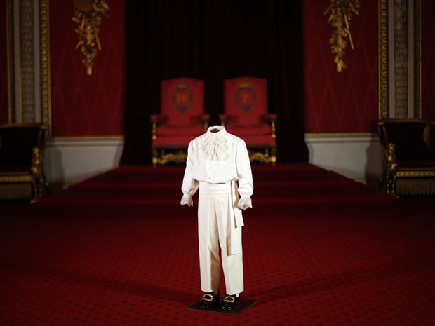 Roupa usada pelo príncipe Charles na coroação de sua mãe, a rainha Elizabeth; peça faz parte de exposição no Palácio de Buckingham (Foto: Andrew Winning/Reuters)