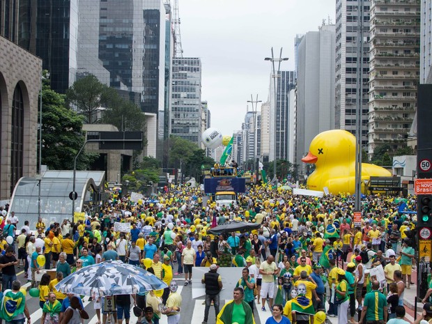  SP - PROTESTO-DILMA-PAULISTA - GERAL - Protesto contra o governo Dilma Rousseff (PT) na Avenida Paulista em São Paulo, SP, neste domingo (13). 13/03/2016 - Foto: (Foto: Kevin David/FuturaPress/Estadão Conteúdo)
