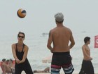Fernanda Lima e Rodrigo Hilbert jogam vôlei em praia do Rio