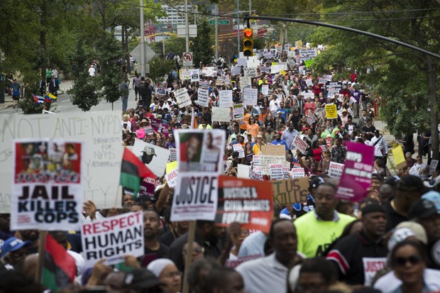 Protesto contra a maneira como foi morto Eric Garner levou milhares às ruas em Staten Island (Foto: John Minchillo/AP)