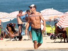 Rodrigo Hilbert joga vôlei em praia no Rio e mostra visual sem barba