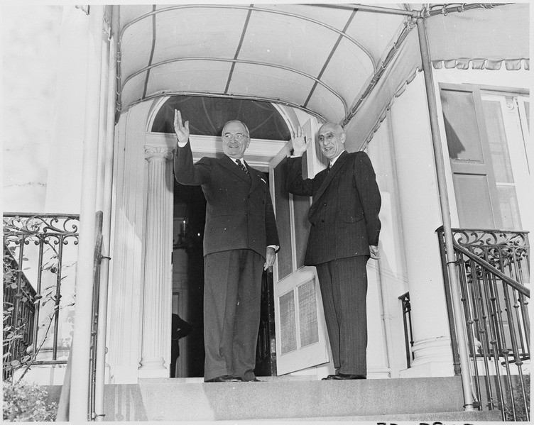 Encontro entre o presidente norte-americano Harry S. Truman e o primeiro-minitro iraniano Mohammad Mossadegh, em 1951 (Foto: Wikimedia Commons)