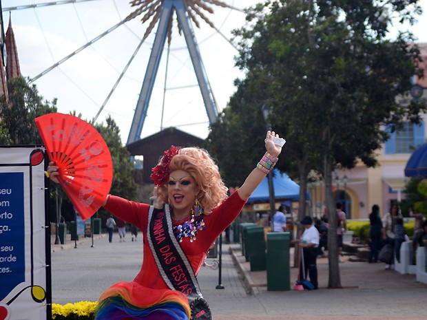 Madrinha 'Tchaka' chega para o Gay Day no Hopi Hari, em Vinhedo, SP (Foto: Bruna Stuppiello / G1)