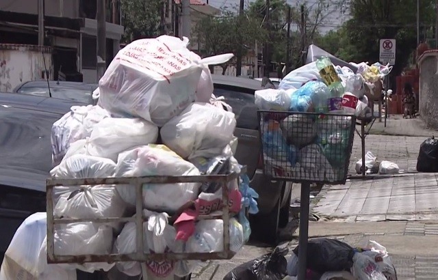 Lixo acumulado nas ruas das cidades (Foto: Reprodução/TV Tribuna)