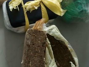Quatro tabletes de maconha estavam junto com materiais para a confecção de bolas de futebol (Foto: Wellington Ferreira/Blog Jequié Urgente.)