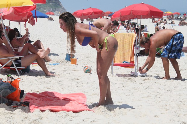 Cristina Mortágua  em praia na Barra da Tijuca, RJ (Foto: Gabriel Rangel / AgNews)