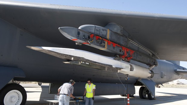 Membros da Força Aérea dos EUA fazem ajustes finais antes da decolagem do avião B-52 que leva acoplado à asa o jato X-51A Waverider para seu primeiro teste, saindo de uma base aérea na Califórnia. O jato pode atingir a velocidade de cerca de 5.800 km/h... (Foto: Reuters/Boeing)