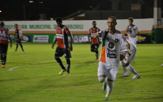 Clenio comemora gol do Camboriú sobre o Joinville (Foto: Rafael Nunes/Camboriú FC)