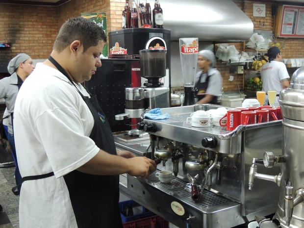 "É preciso saber tirar o café da máquina" afirma o barista Flávio de Siqueira (Foto: Pedro Carlos Leite/G1)