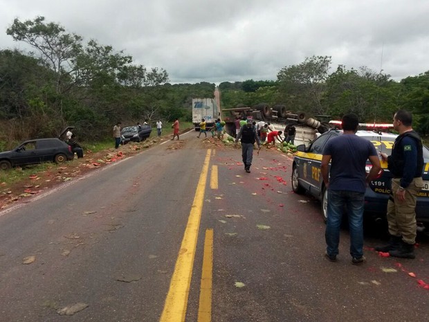 Índios da etnia xavante saquearam; motorista do caminhão morreu no local (Foto: Divulgação/PRF-MT)