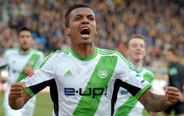Luiz Gustavo comemora gol do Wolfsburg (Foto: AFP)