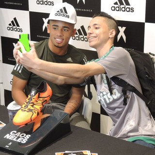 Ídolo? Gabriel Jesus é tietado em evento com torcedores em São Paulo