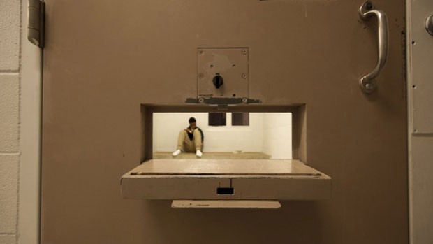 O jovem J., de 16 anos, senta em sua cela solitária (Foto: © Richard Ross, www.juvenile-in-justice.com)