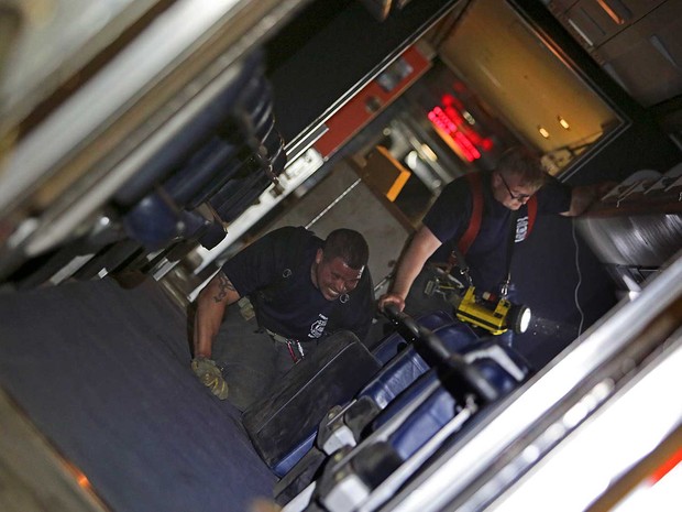 Imagens do interior do trem descarrilado. (Foto: Joseph Kaczmarek / AP Photo)